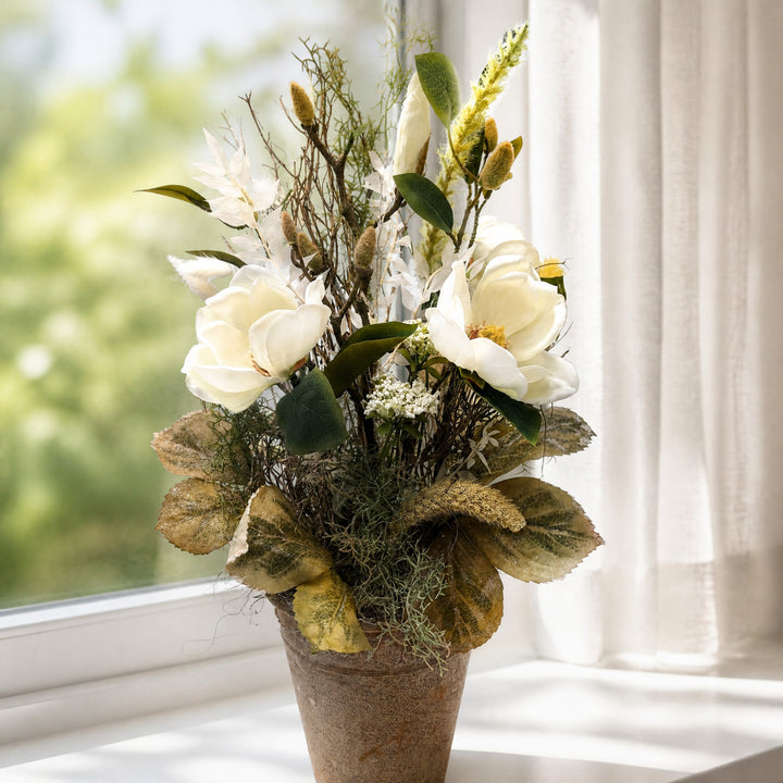 Szene Frühlingsgesteck Magnolien Gräser Zweige creme weiß