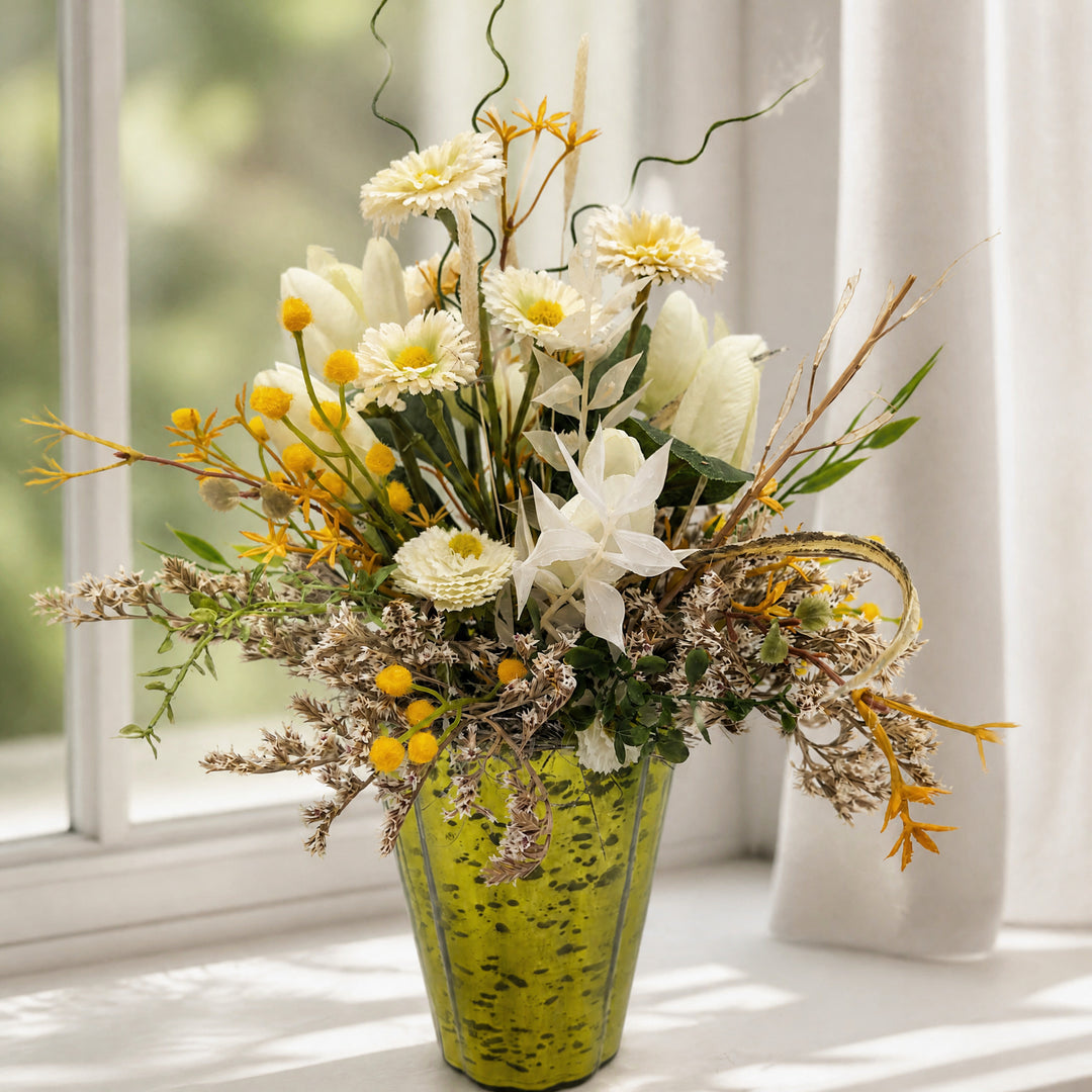 Szene Frühlingsgesteck Bellis Tulpen Gräser weiss gelb