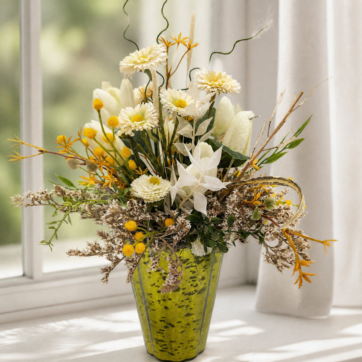 Szene Frühlingsgesteck Bellis Tulpen Gräser weiss gelb
