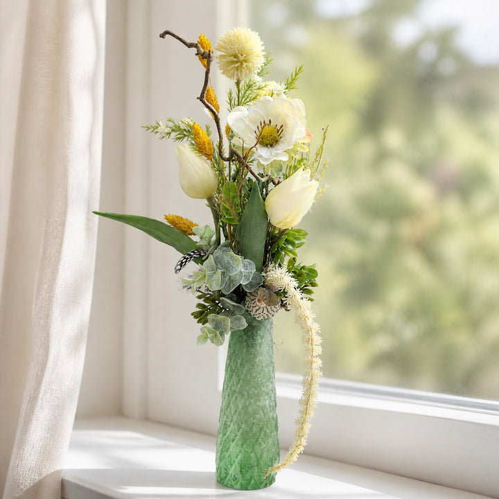 Szene Frühlingsgesteck Vase Tulpen Anemone Eukalyptus weiss grün