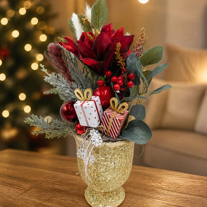 Szene Weihnachtsgesteck Amaryllis Eukalyptus Geschenkboxen rot grün
