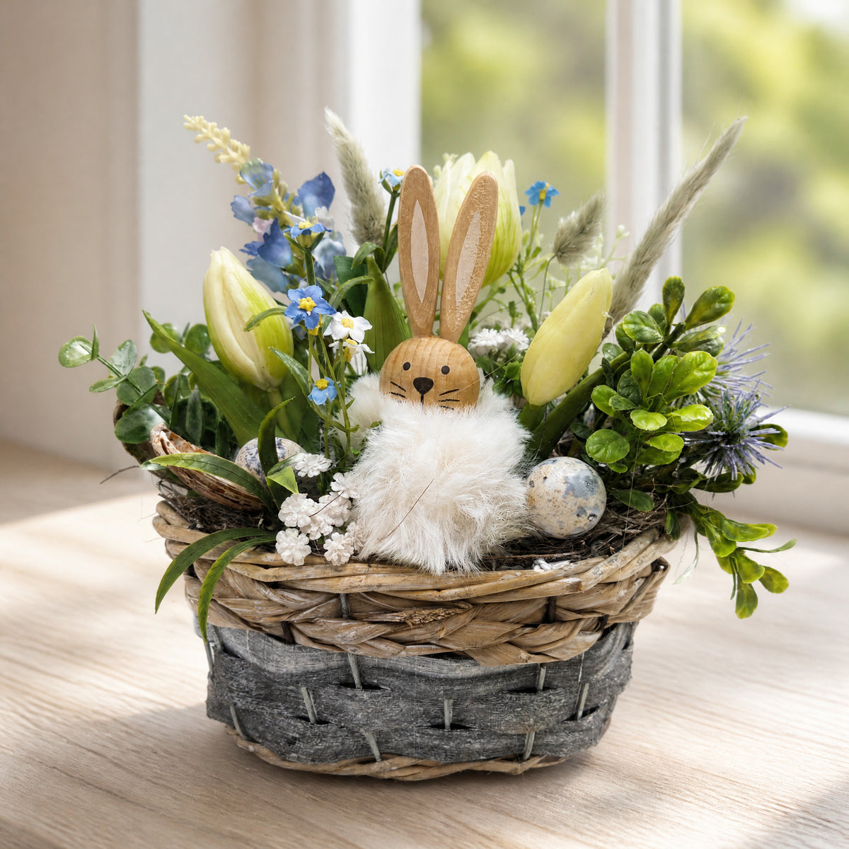 Szene Ostergesteck Frühlingsgesteck Tulpen Hase Korb blau weiss