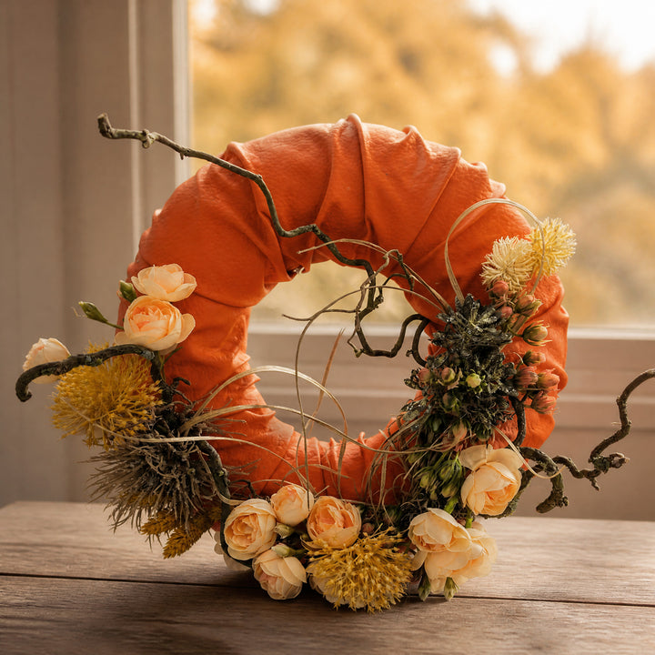 Szene Türkranz Herbst Rosen Gräser Zweige orange apricot