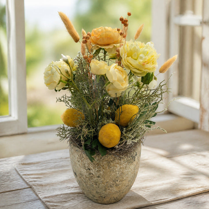 Szene Sommergesteck Zitronen Rosen Gräser gelb weiss