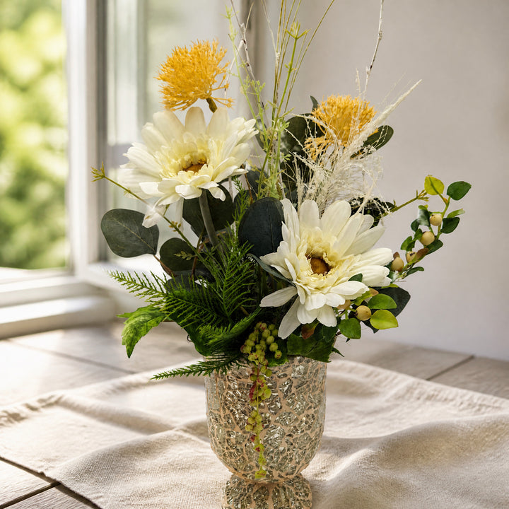 Szene Sommergesteck Gerbera Beeren Gräser weiss gelb