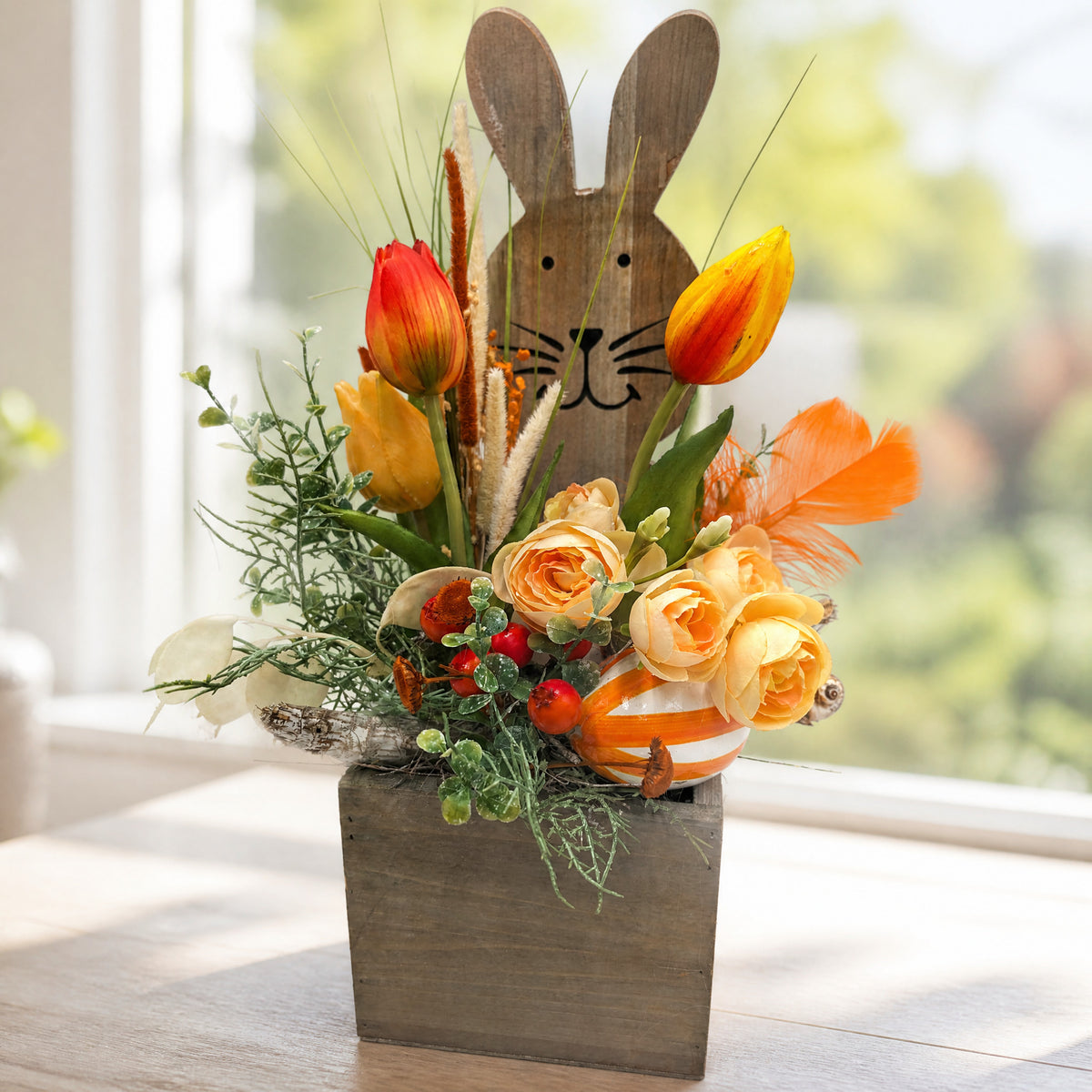Szene Ostergesteck Frühlingsgesteck Tulpen Ranunkeln Holzhase orange