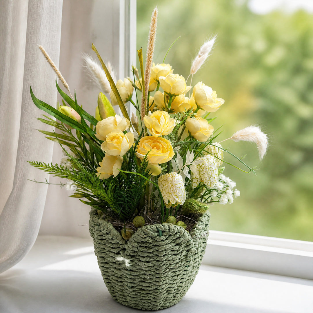 Szene Frühlingsgesteck Ranunkeln Schachbrettblumen gelb creme im Korb