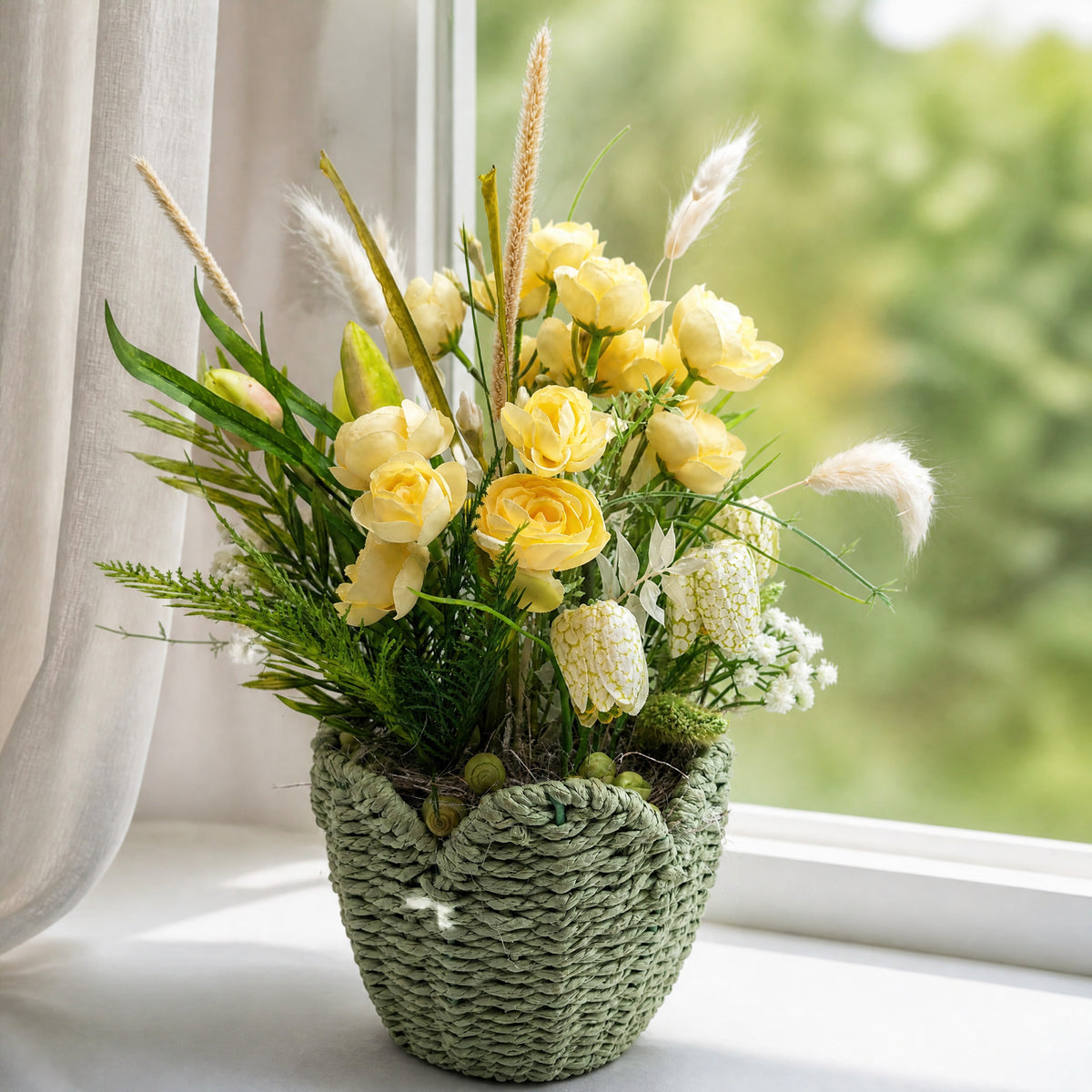 Szene Frühlingsgesteck Ranunkeln Schachbrettblumen gelb creme im Korb