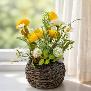 Szene Frühlingsgesteck Mohnblumen Kamille Korb gelb weiss