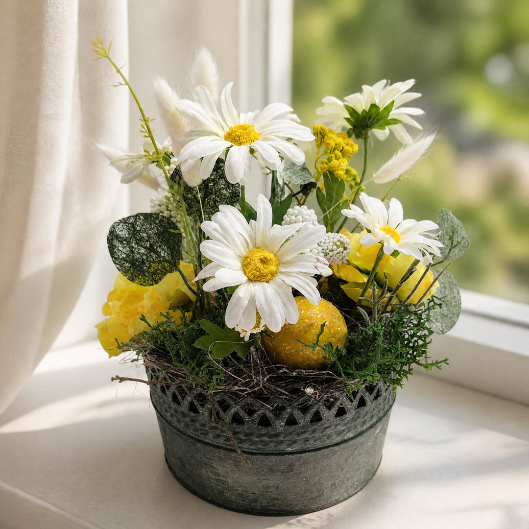 Szene Frühlingsgesteck Margeriten Zitrone Rosen weiß gelb