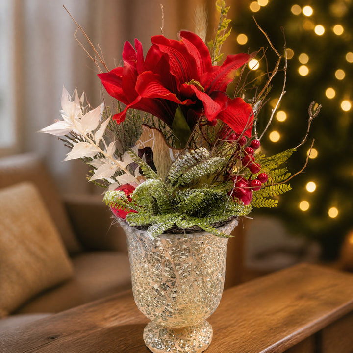 Szene Wintergesteck Amaryllis Schaukelpferd Beeren rot gold