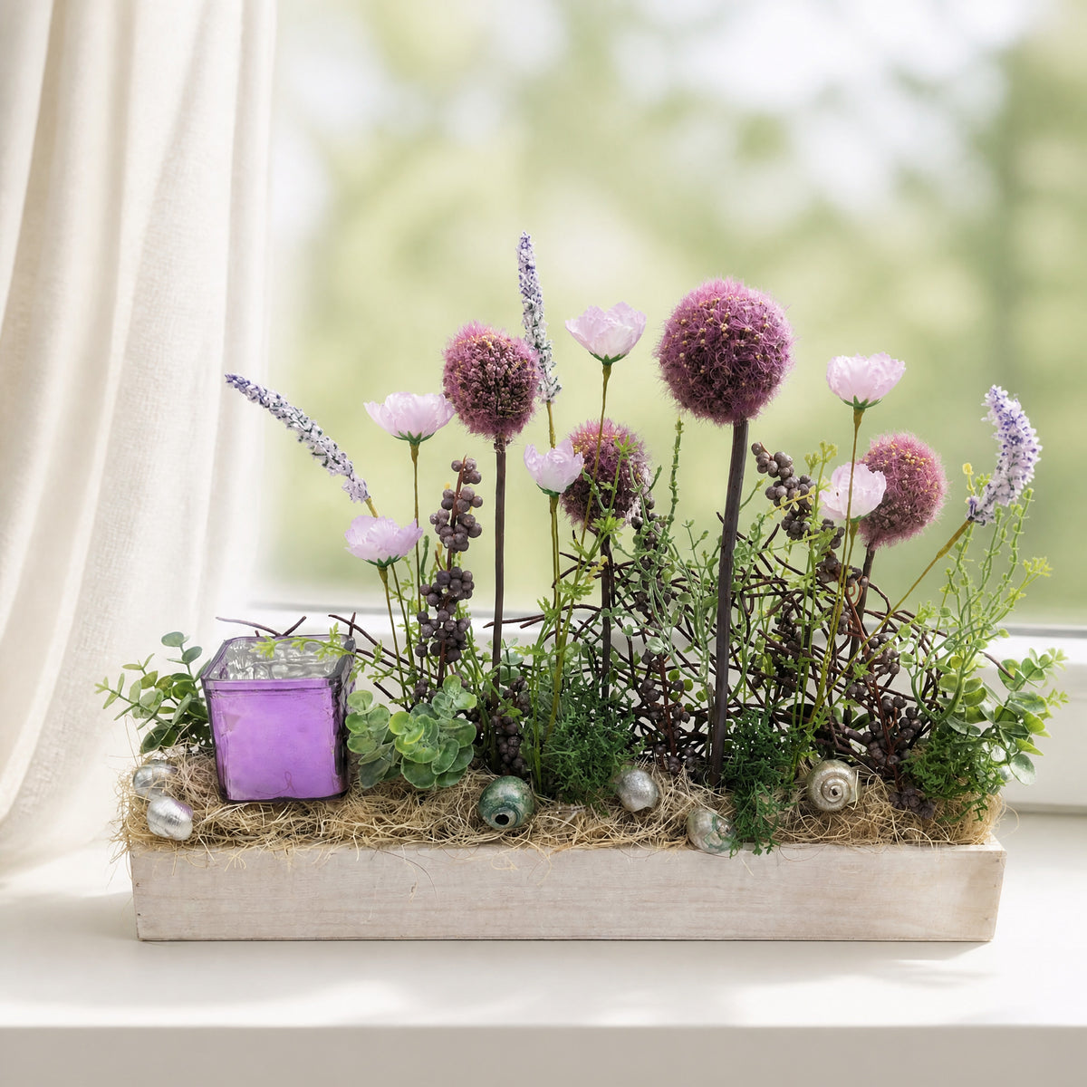 Szene Frühlingsgesteck Wiesenblumen Allium Teelicht lila grün