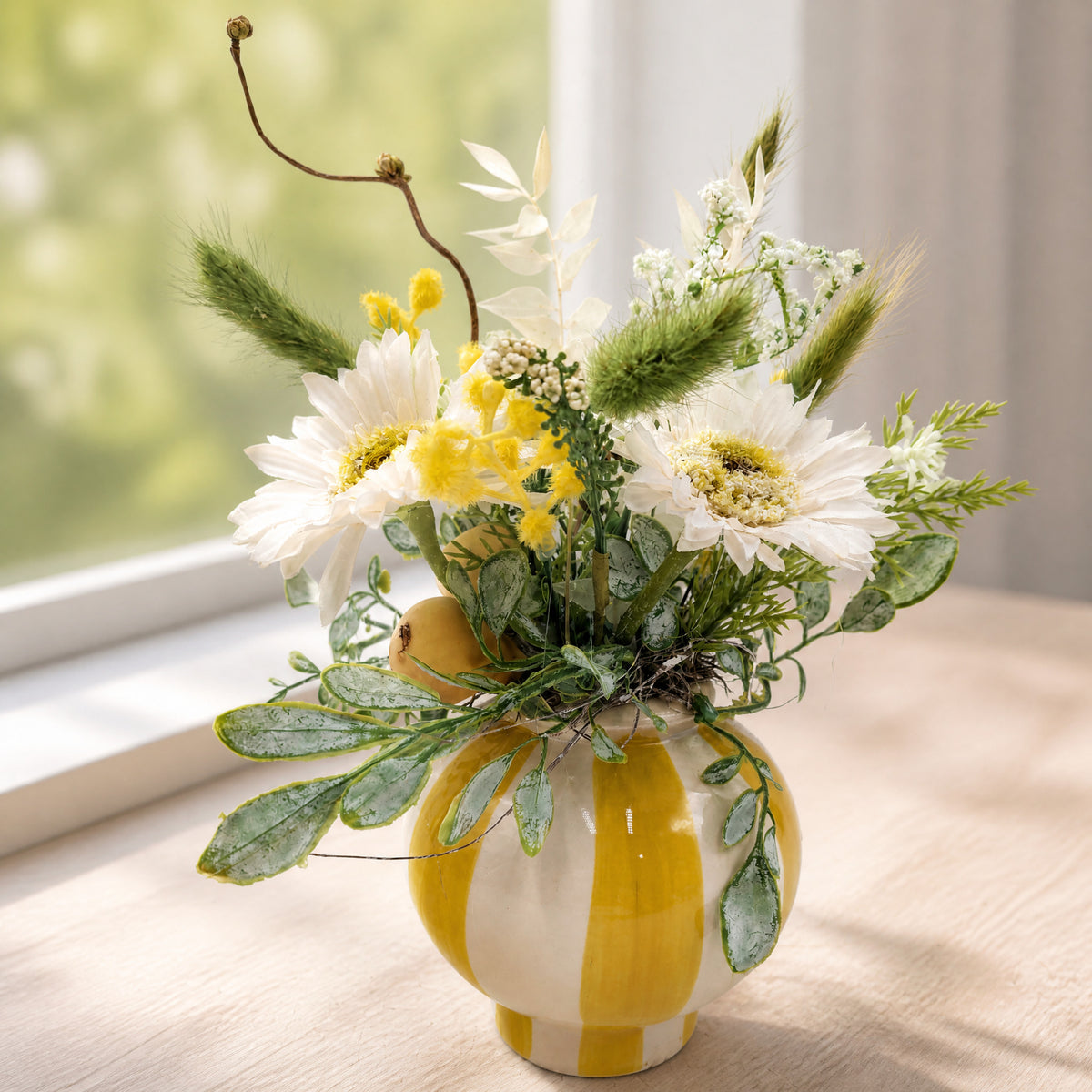 Szene Frühlingsgesteck Margeriten Mimosen Gräser Vase gelb weiss