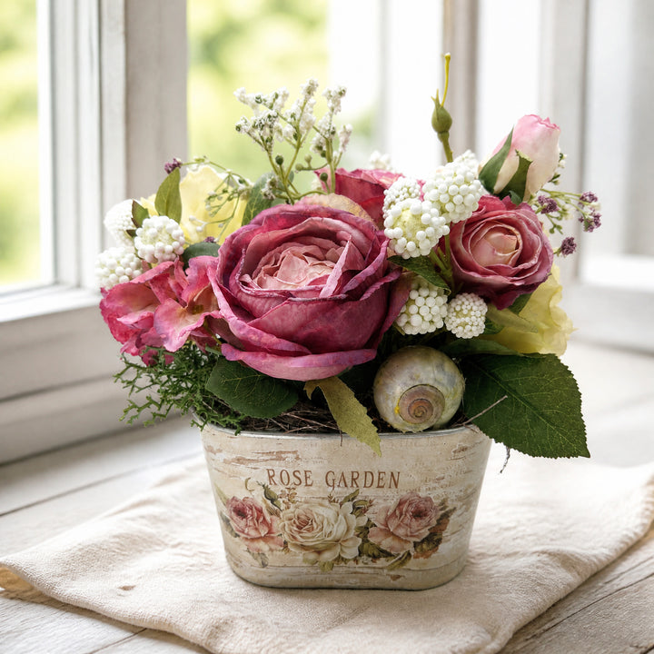 Szene Sommergesteck Rosen Schnecke im Metalltopf rosa weiss