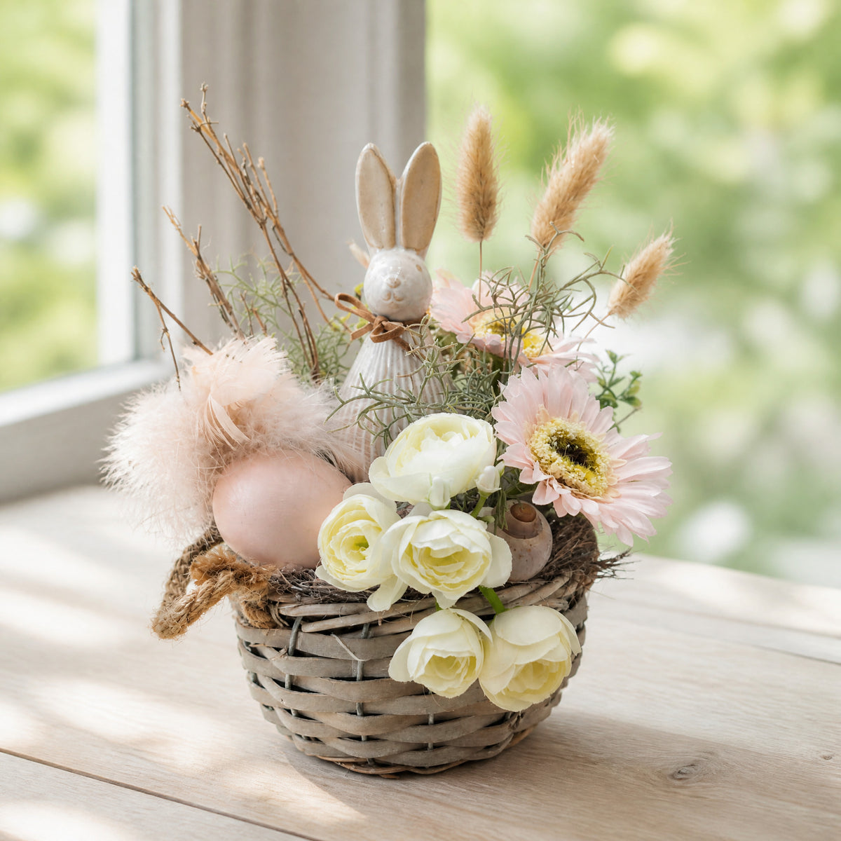 Szene Ostergesteck Frühlingsgesteck Hase Ranunkeln Gerbera rosa weiß