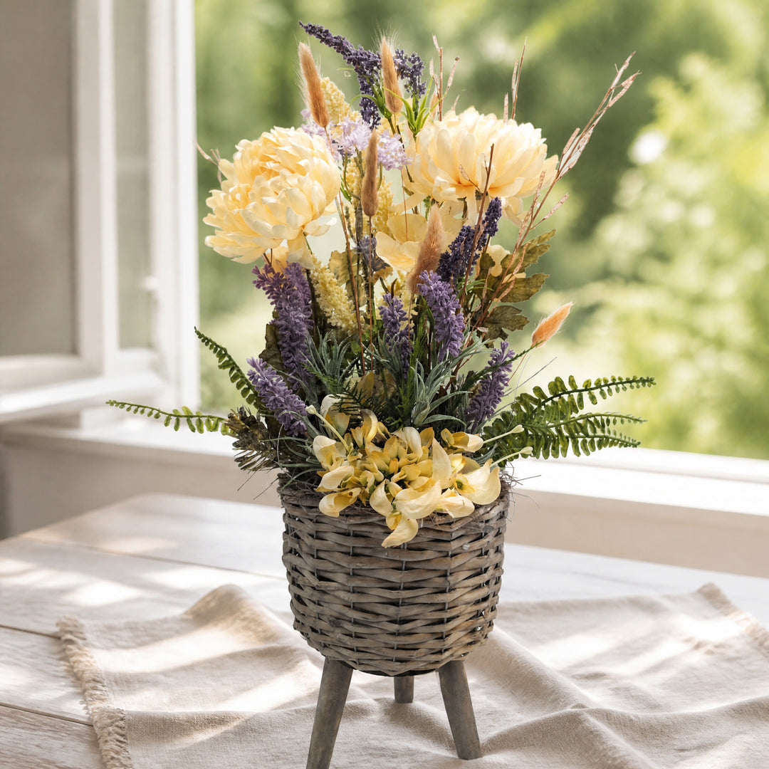 Szene Sommergesteck Chrysanthemen Lavendel Gräser apricot lila