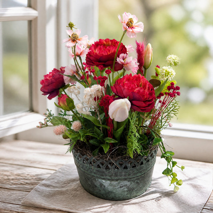 Szene Sommergesteck Ranunkeln Gräser Wiesenblumen pink rot