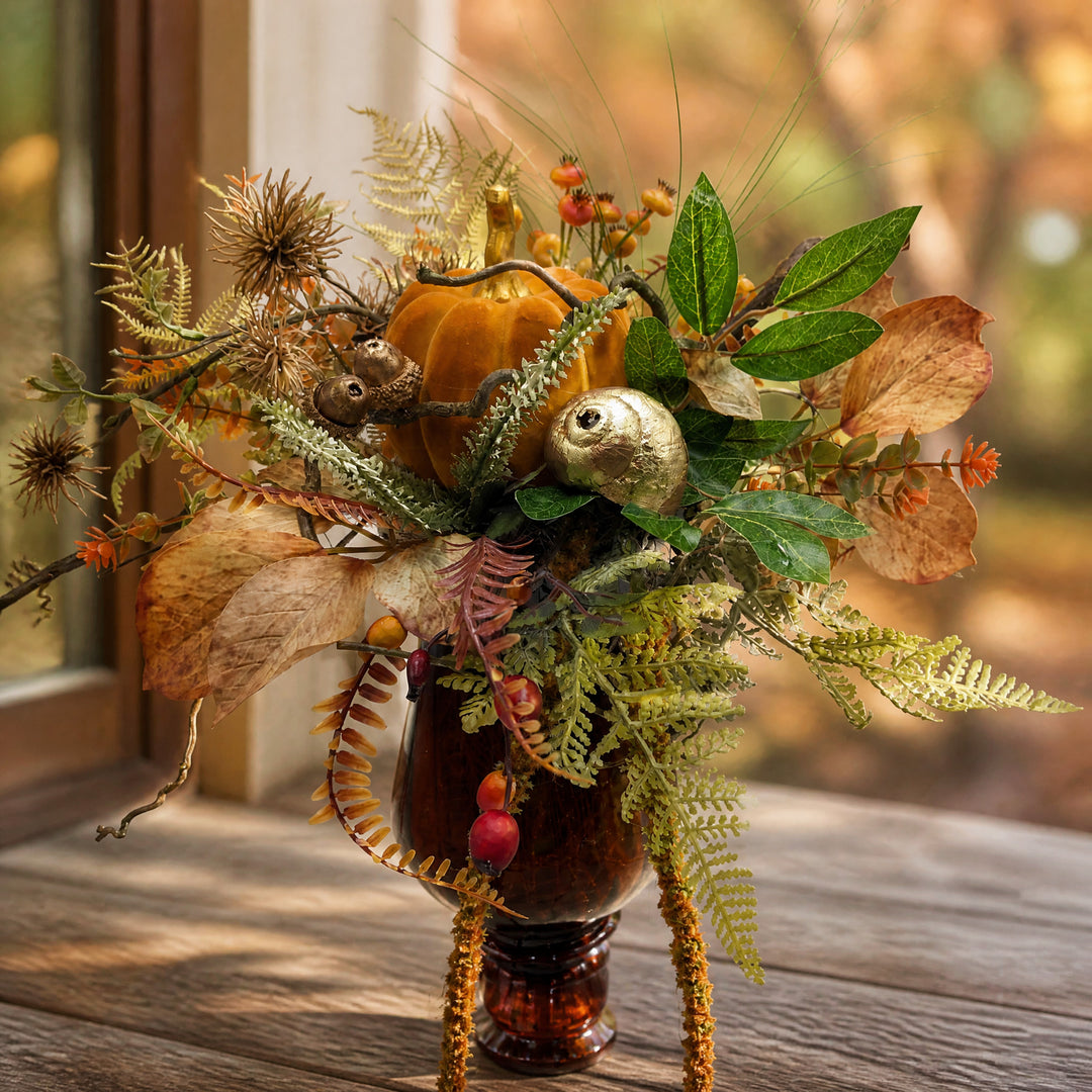 Szene Herbstgesteck Kürbis Beeren Farn orange gold