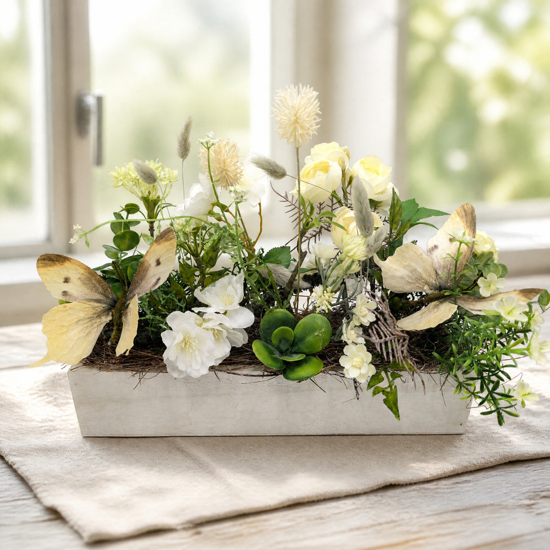 Szene Sommergesteck Ranunkeln Schmetterlinge Gräser weiß grün