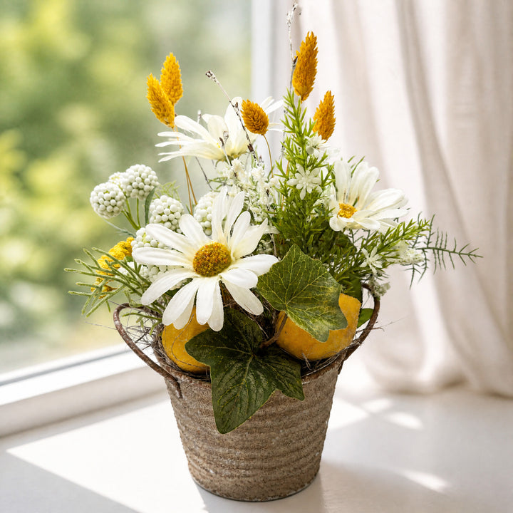 Szene Frühlingsgesteck Margeriten Zitronen weiß gelb im Topf