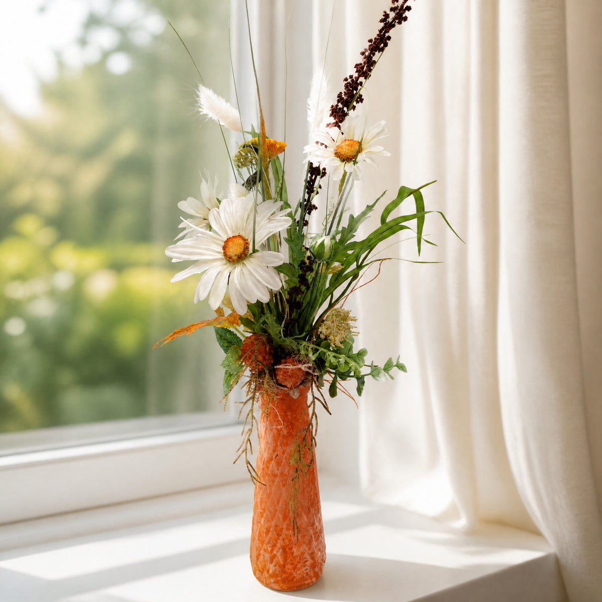 Szene Frühlingsgesteck Margeriten Gräser Vase weiß orange