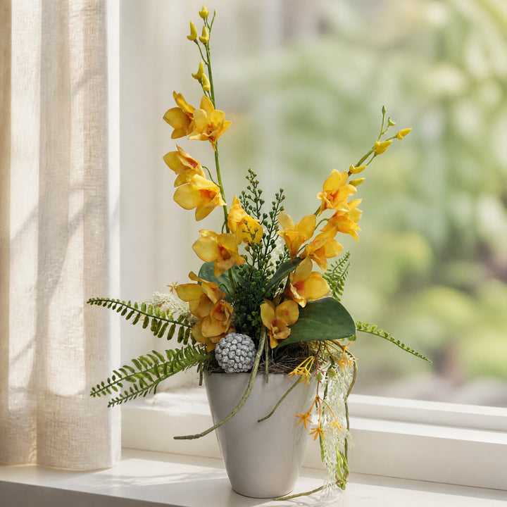 Szene Frühlingsgesteck Orchidee Farn gelb grau