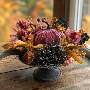 Szene Herbstgesteck Kürbis Beeren Blüten altrosa schwarz
