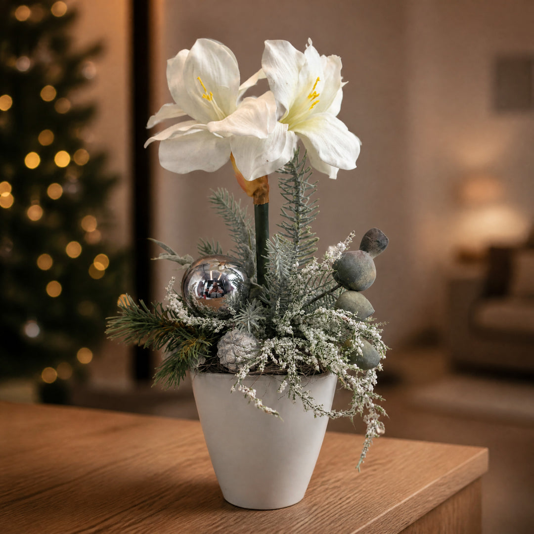 Szene Wintergesteck Amaryllis Tanne Kugel silber weiss