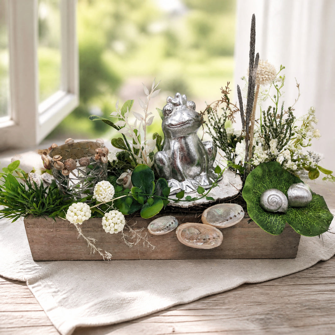 Szene Sommergesteck Frosch Teelicht Muscheln Gräser silber weiß