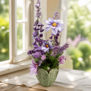 Szene Sommergesteck Clematis Flieder Glockenblumen lila