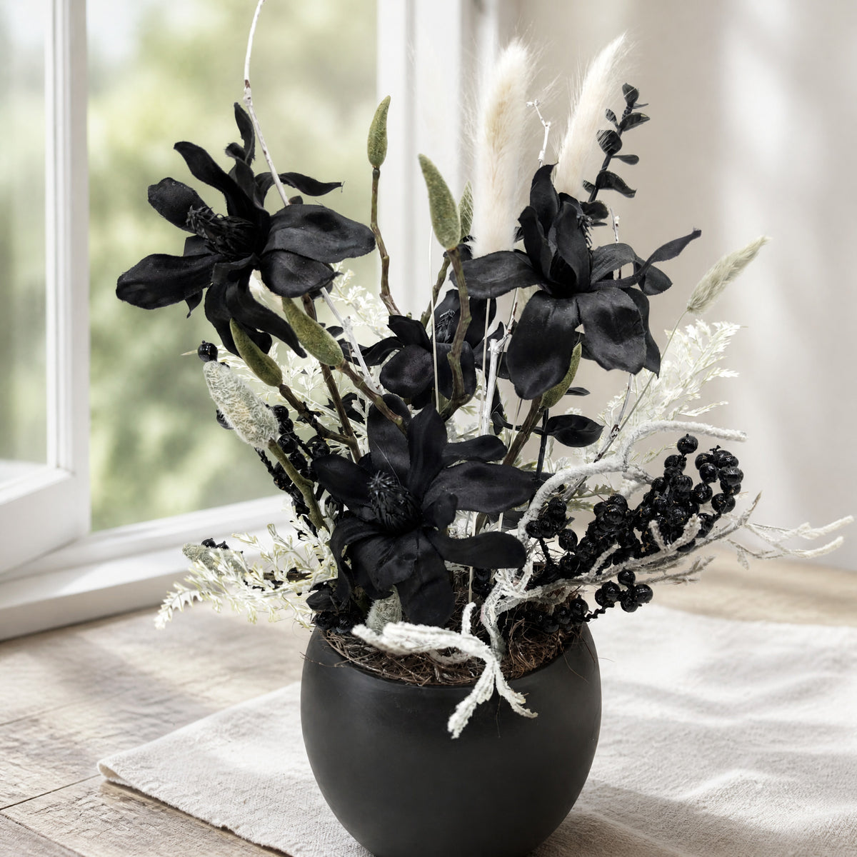 Szene Sommergesteck Magnolie Gräser Beeren schwarz weiß