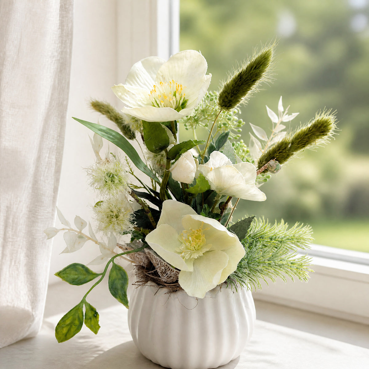 Szene Frühlingsgesteck Christrose Gräser Keramikvase weiß grün