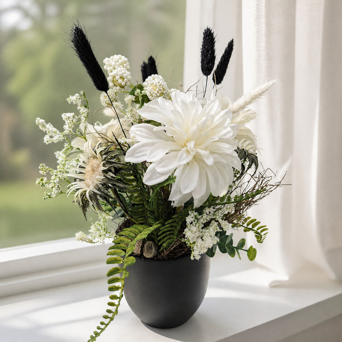 Szene Frühlingsgesteck Dahlien Gräser Farn schwarz weiss modern