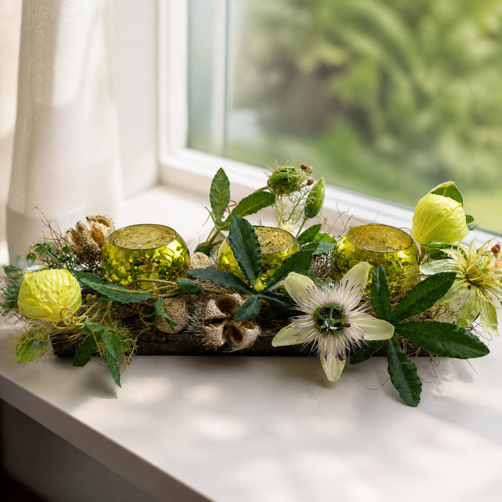 Szene Frühlingsgesteck Teelichter Passionsblumen grün gelb