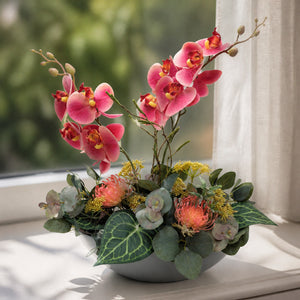 Szene Frühlingsgesteck Orchidee Eukalyptus Nadelkissen rosa grau