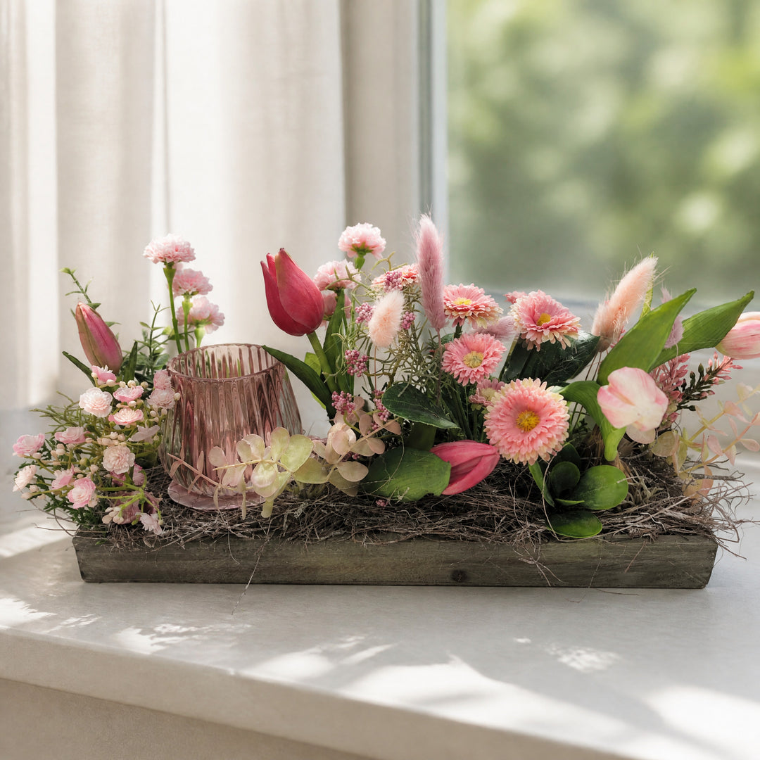 Szene Frühlingsgesteck Tulpen Bellis Teelicht rosa