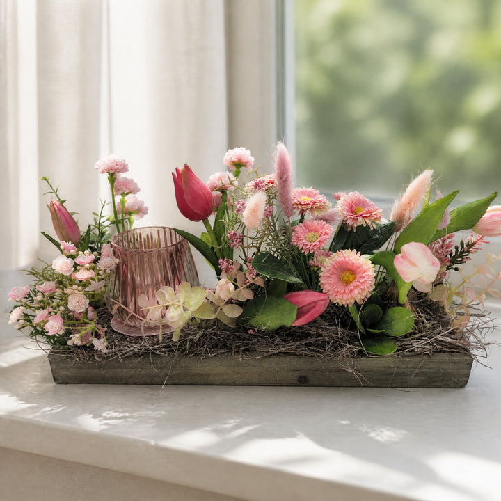 Szene Frühlingsgesteck Tulpen Bellis Teelicht rosa