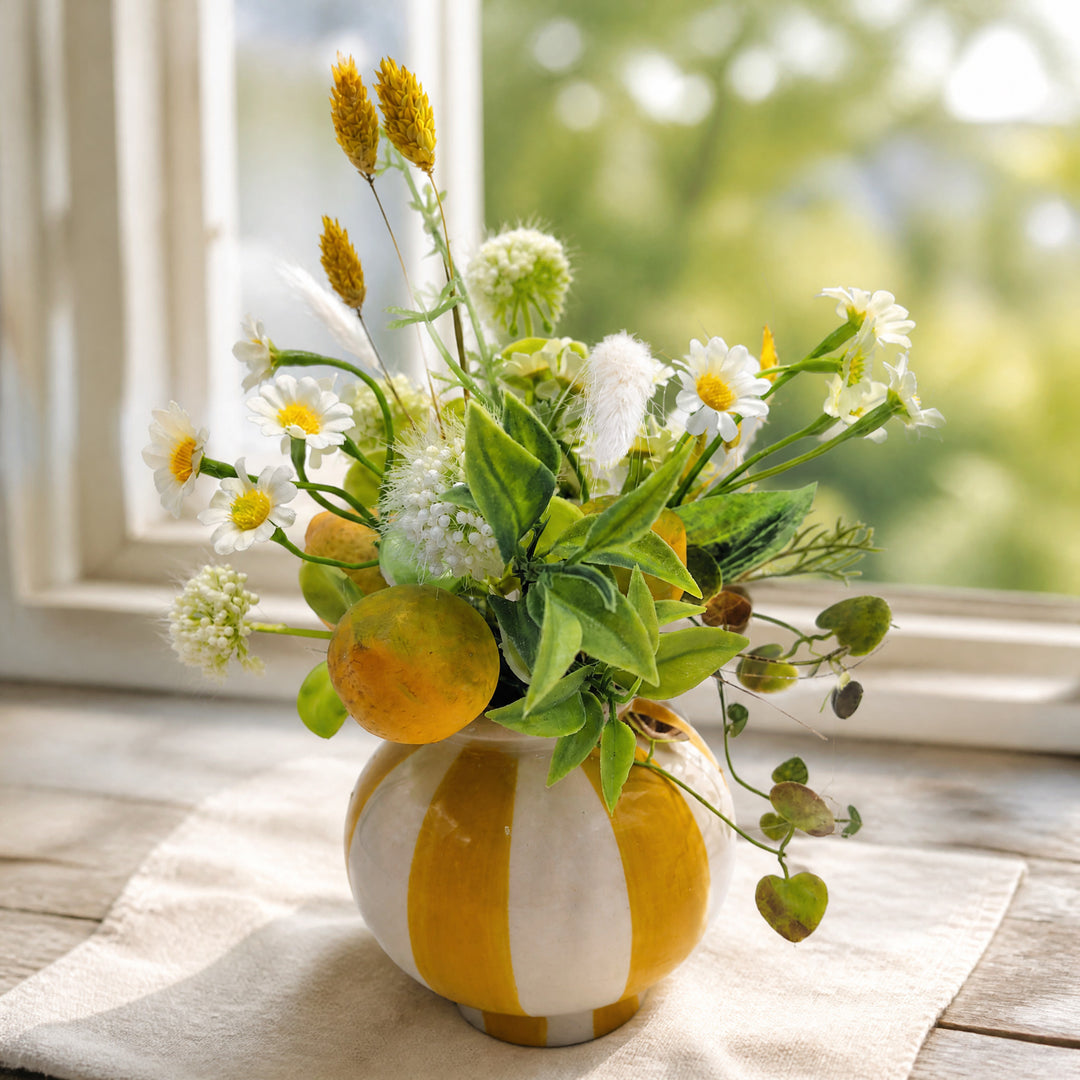 Szene Sommergesteck Margeriten Zitronen Gräser Vase gelb weiß