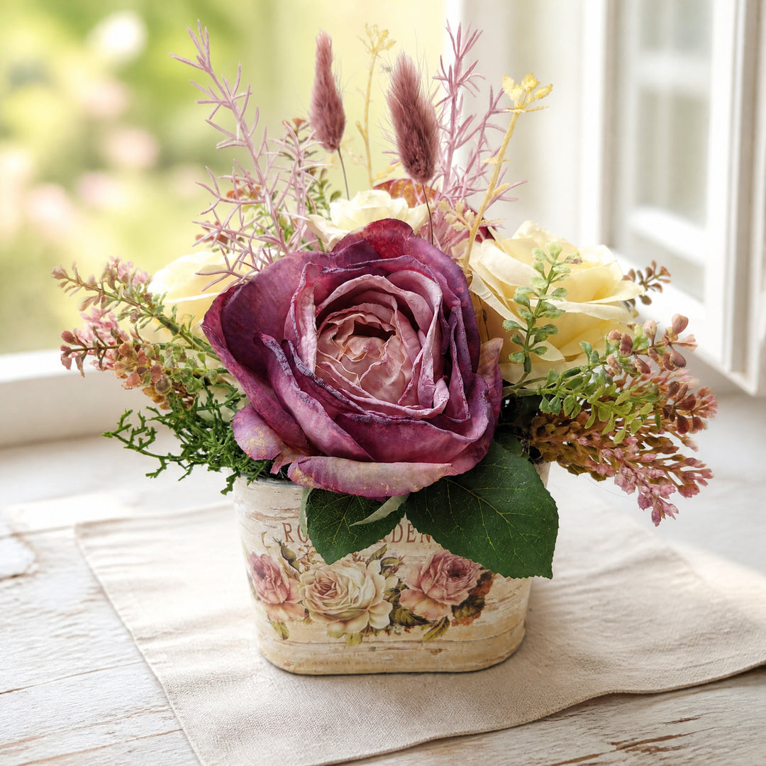 Szene Sommergesteck Rosen Gräser creme altrosa im Vintage-Topf