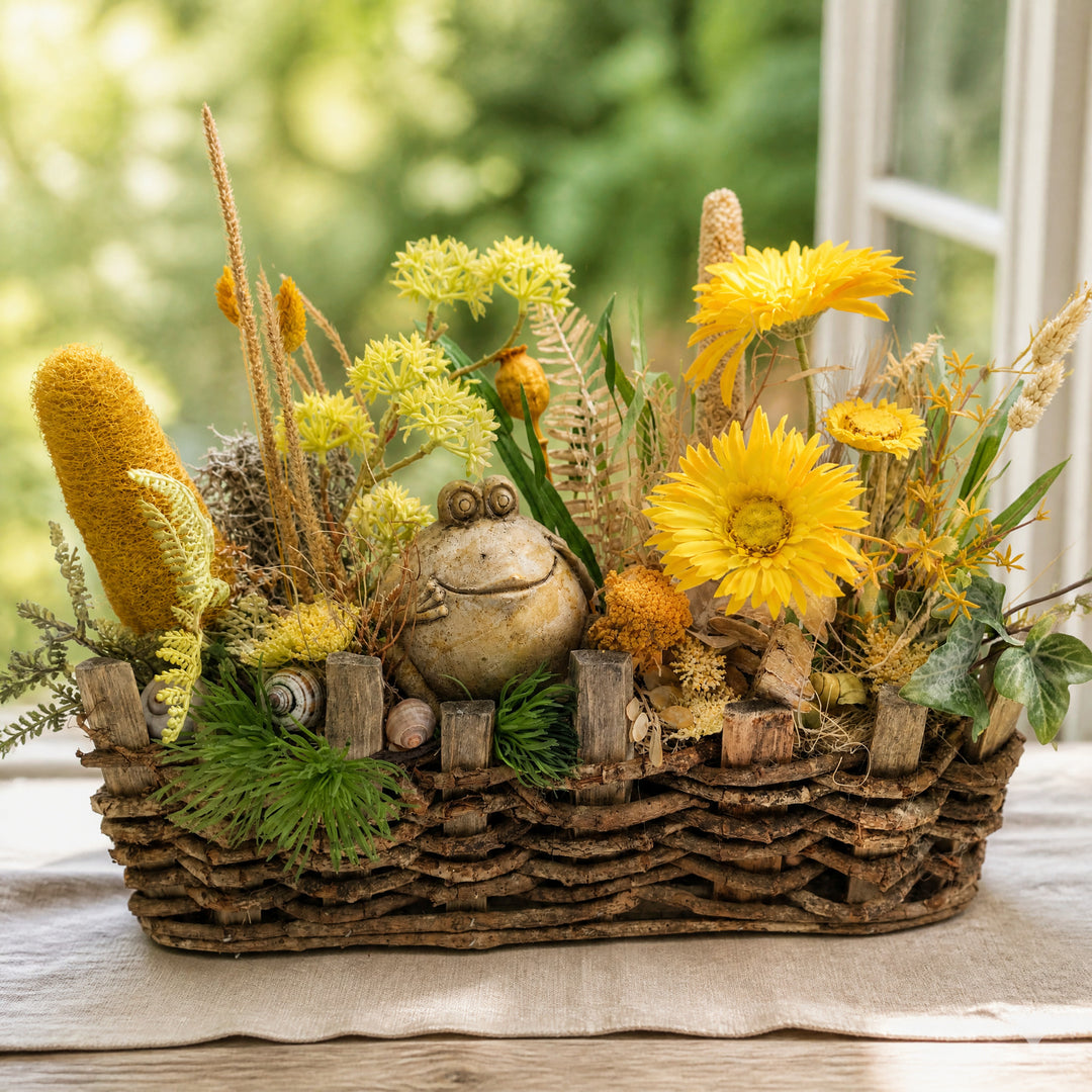 Szene Sommergesteck Gerbera Gräser Frosch gelb natur