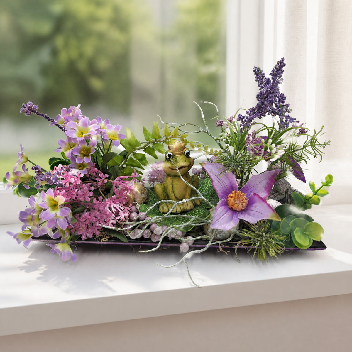 Szene Frühlingsgesteck Frosch Clematis Schnecke lila grün