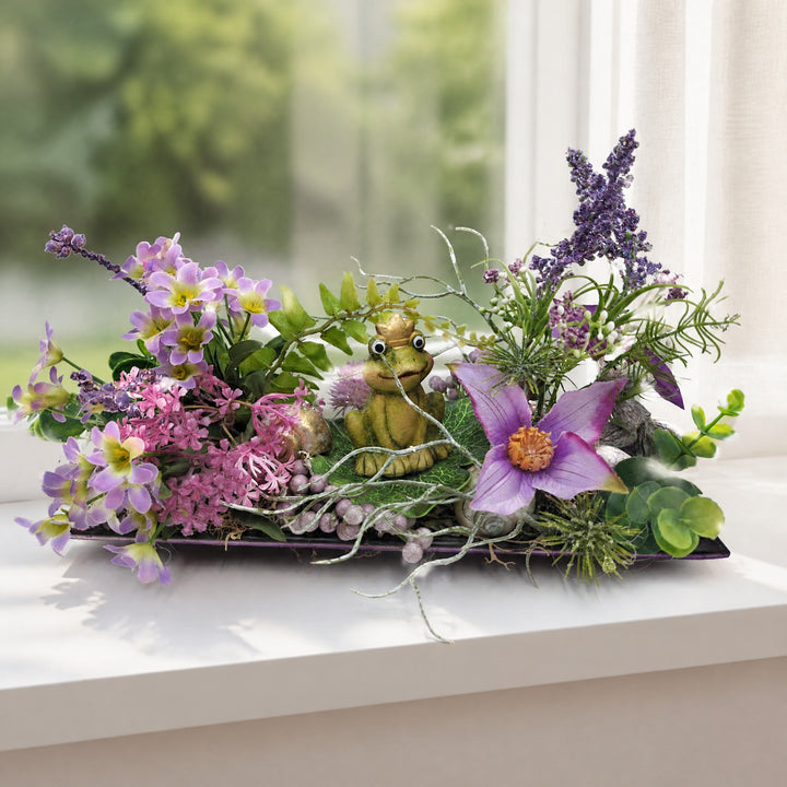 Szene Frühlingsgesteck Frosch Clematis Schnecke lila grün