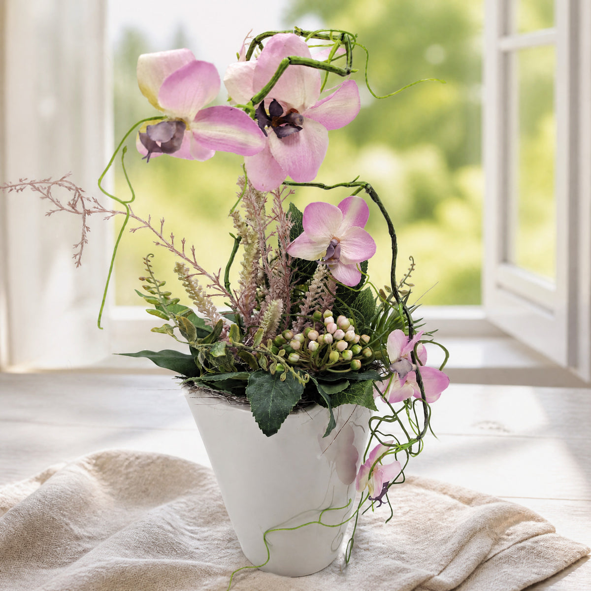 Szene Sommergesteck Orchidee Ranken Beeren rosa grau