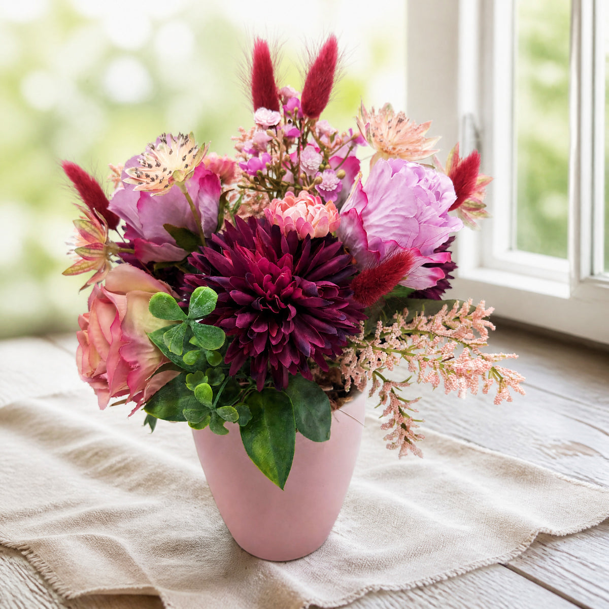 Szene Sommergesteck Rosen Dahlien Gräser lila rosa beere