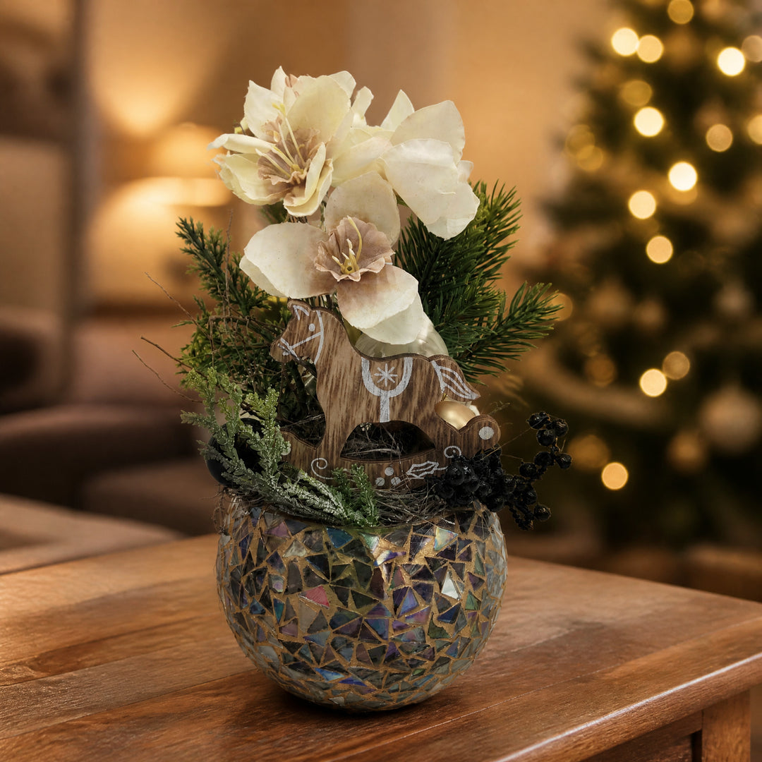 Szene Wintergesteck Amaryllis Schaukelpferd Tannenzweige creme gold