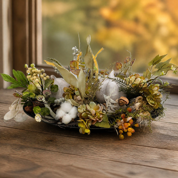 Szene Herbstgesteck Kürbis Beeren Hortensie weiss creme