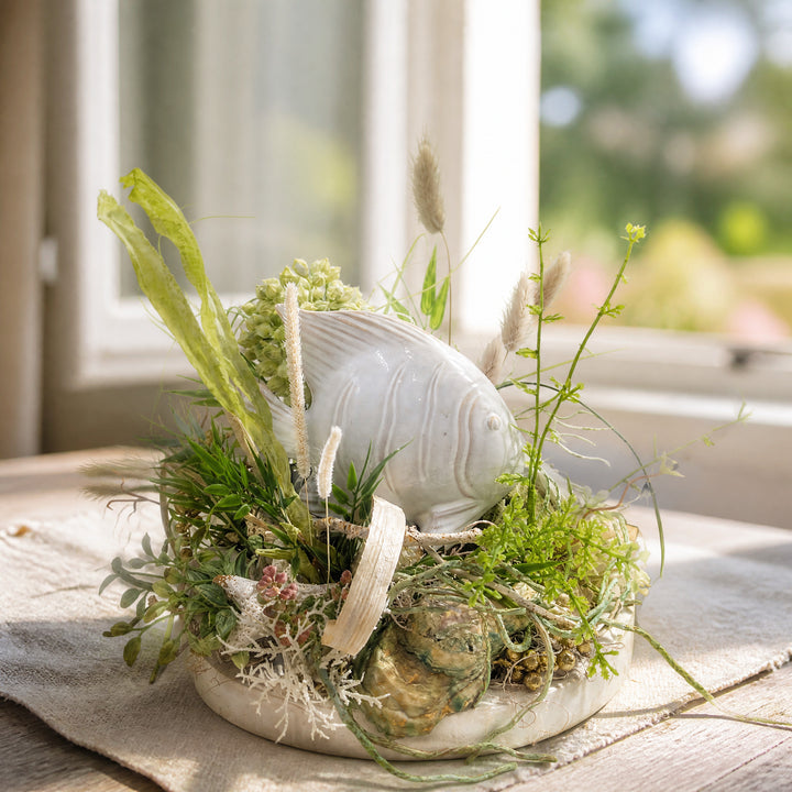 Szene Sommergesteck maritim Keramikfisch Gräser Muscheln grün creme