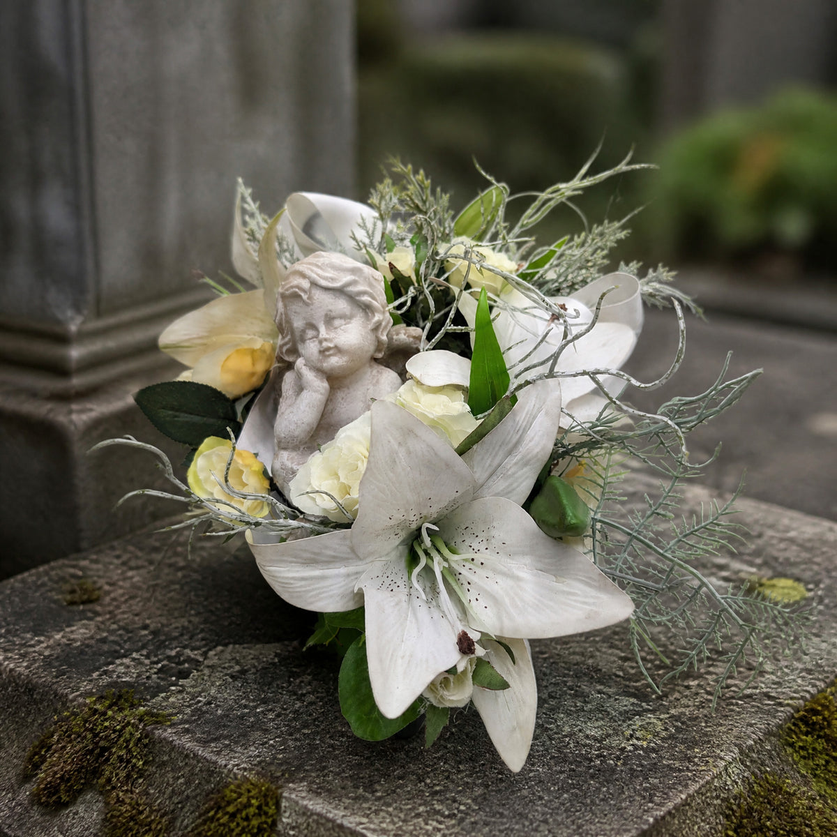 Szene Trauergesteck Herz Engel Lilien Rosen weiß creme
