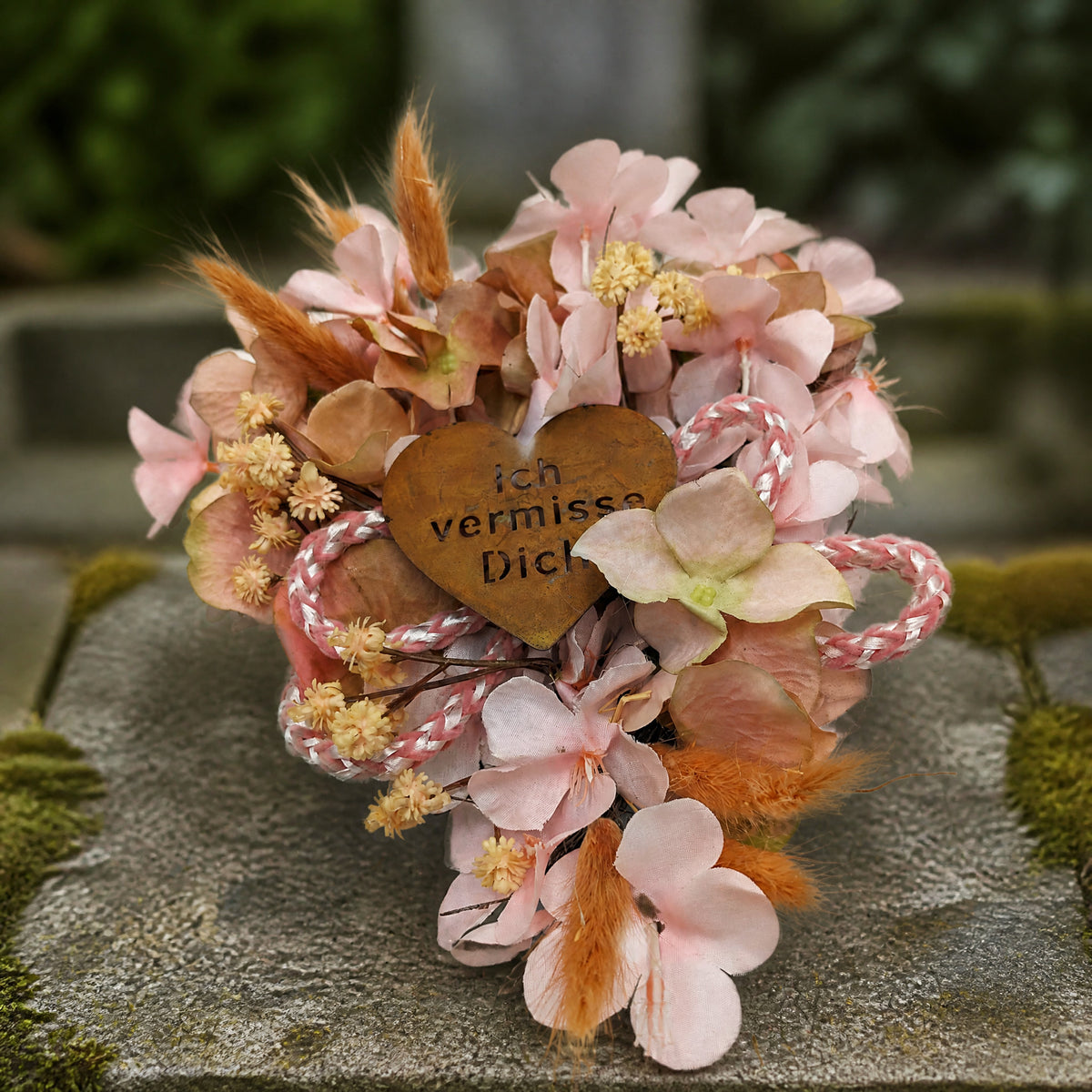 Szene Trauergesteck Herz "Ich vermisse Dich" Gräser rosa creme