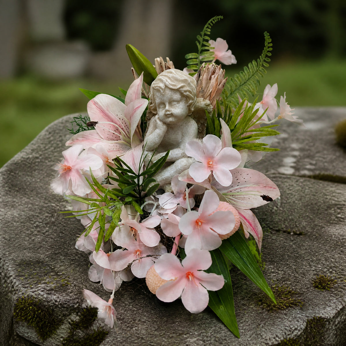 Szene Trauergesteck Engel Lilien rosa – Grabschmuck